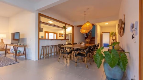 Harmoniously integrated with the natural landscape of Maresias beach.