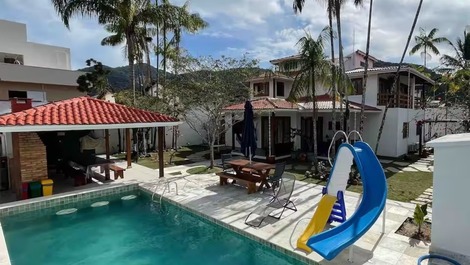 Harmoniously integrated with the natural landscape of Maresias beach.