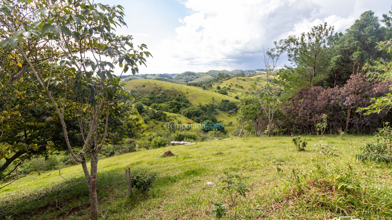 Casa para aluguel de temporada em Santa Branca (Jardim Santa Cecília)