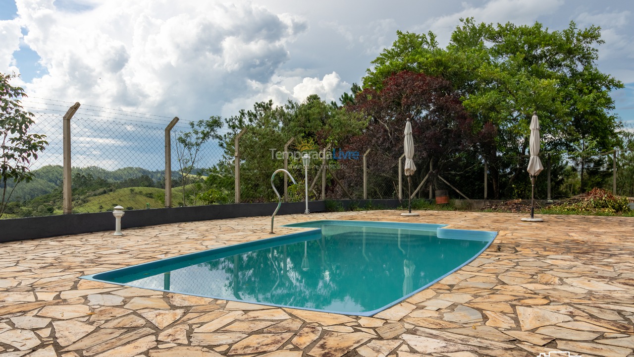 Casa para aluguel de temporada em Santa Branca (Jardim Santa Cecília)