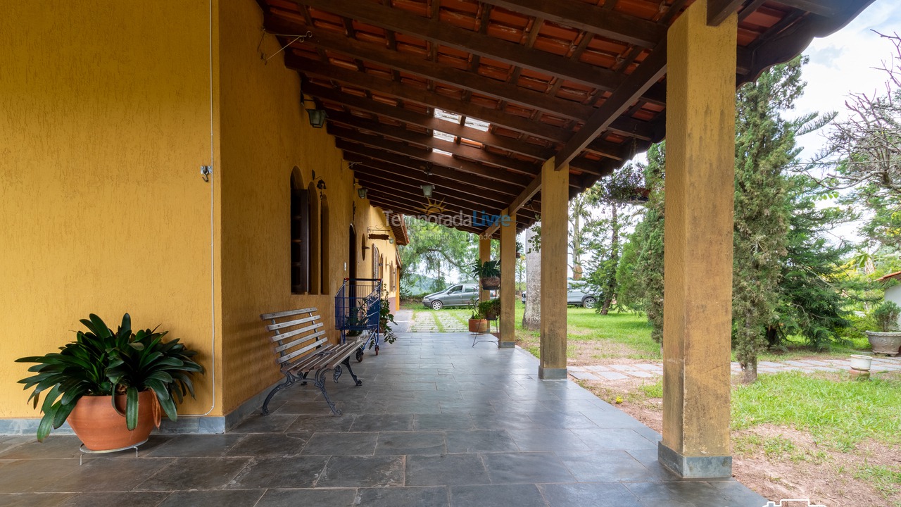 Casa para aluguel de temporada em Santa Branca (Jardim Santa Cecília)