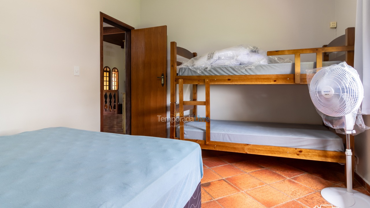 Casa para aluguel de temporada em Santa Branca (Jardim Santa Cecília)