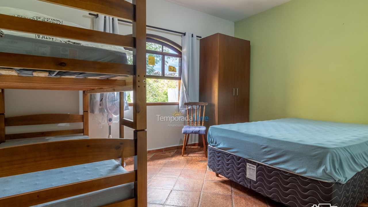 Casa para aluguel de temporada em Santa Branca (Jardim Santa Cecília)