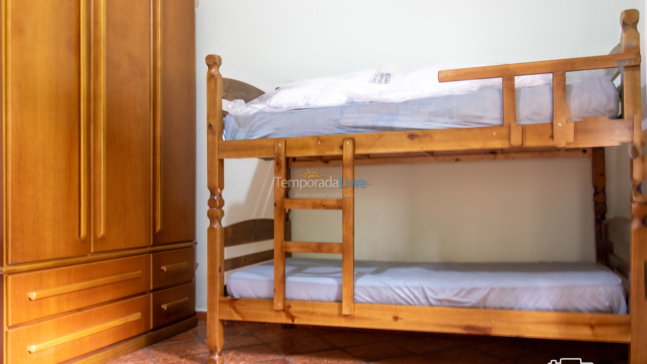 Casa para aluguel de temporada em Santa Branca (Jardim Santa Cecília)