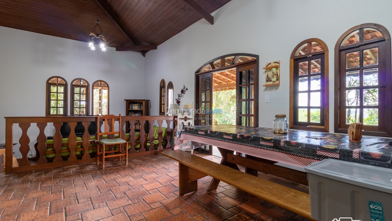 Casa para aluguel de temporada em Santa Branca (Jardim Santa Cecília)