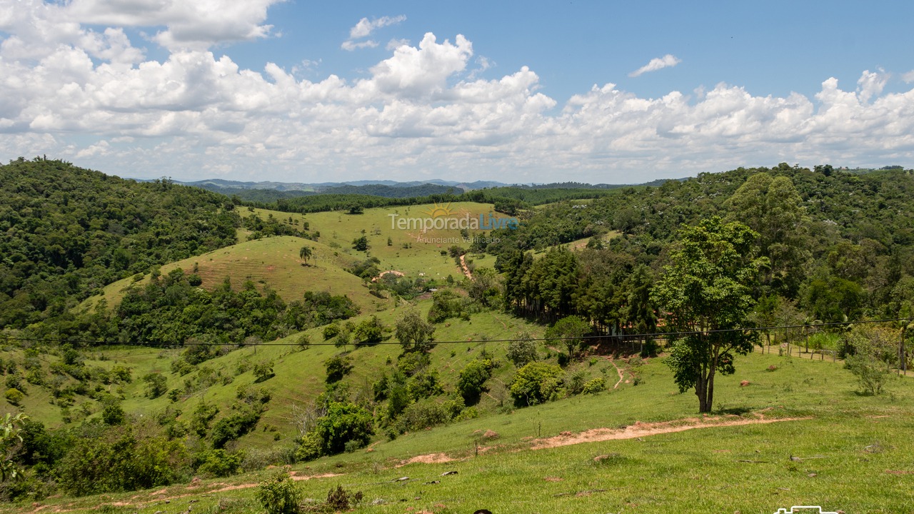 Casa para aluguel de temporada em Santa Branca (Jardim Santa Cecília)