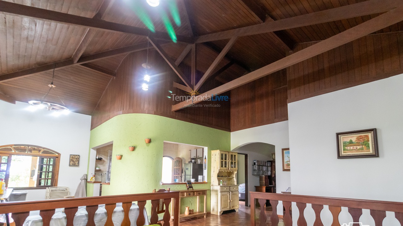 Casa para aluguel de temporada em Santa Branca (Jardim Santa Cecília)