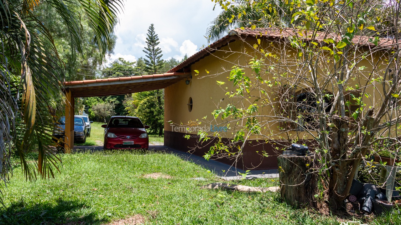 Casa para aluguel de temporada em Santa Branca (Jardim Santa Cecília)