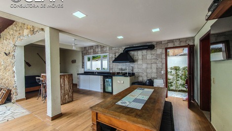 House with 4 suites, equipped with swimming pool, located in module 19 of Riviera