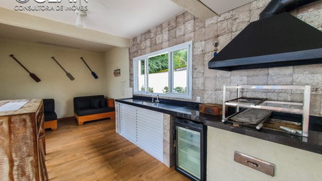 House with 4 suites, equipped with swimming pool, located in module 19 of Riviera