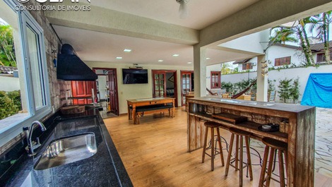 House with 4 suites, equipped with swimming pool, located in module 19 of Riviera