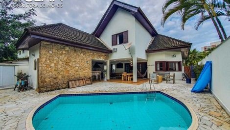 House with 4 suites, equipped with swimming pool, located in module 19 of Riviera