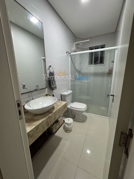 Apartamento para aluguel de temporada em Governador Celso Ramos (Praia de Palmas)