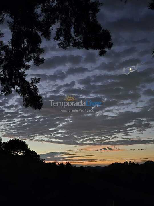 Casa para aluguel de temporada em Santa Branca (Jardim Santa Cecília)