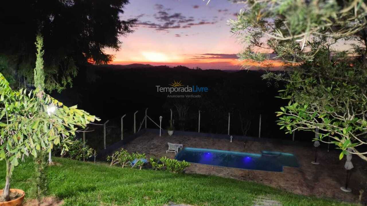 Casa para aluguel de temporada em Santa Branca (Jardim Santa Cecília)