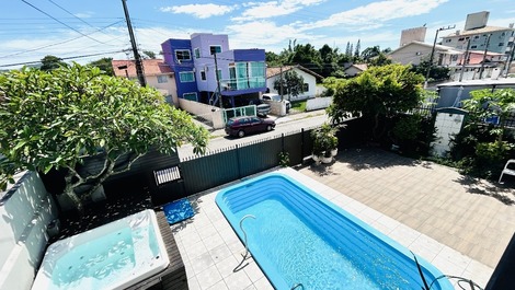 House for families and large groups, ideal capacity for 16 to 23 people. House in a residential area with pool, spa, large private gourmet area with barbecue, 6 bedrooms, 5 of which are suites with air conditioning.