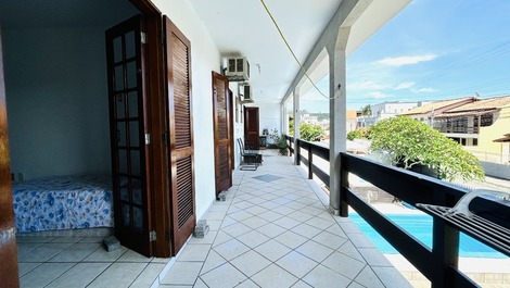 House for families and large groups, ideal capacity for 16 to 23 people. House in a residential area with pool, spa, large private gourmet area with barbecue, 6 bedrooms, 5 of which are suites with air conditioning.