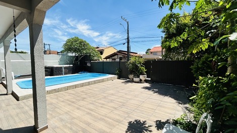 House for families and large groups, ideal capacity for 16 to 23 people. House in a residential area with pool, spa, large private gourmet area with barbecue, 6 bedrooms, 5 of which are suites with air conditioning.