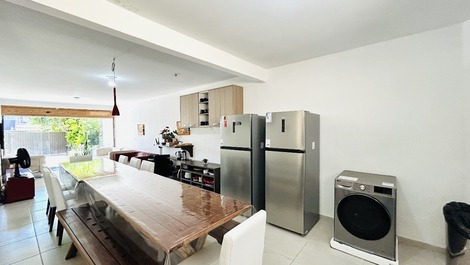 House for families and large groups, ideal capacity for 16 to 23 people. House in a residential area with pool, spa, large private gourmet area with barbecue, 6 bedrooms, 5 of which are suites with air conditioning.