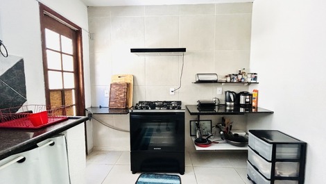 House for families and large groups, ideal capacity for 16 to 23 people. House in a residential area with pool, spa, large private gourmet area with barbecue, 6 bedrooms, 5 of which are suites with air conditioning.