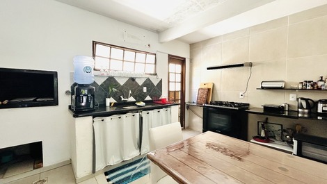 House for families and large groups, ideal capacity for 16 to 23 people. House in a residential area with pool, spa, large private gourmet area with barbecue, 6 bedrooms, 5 of which are suites with air conditioning.