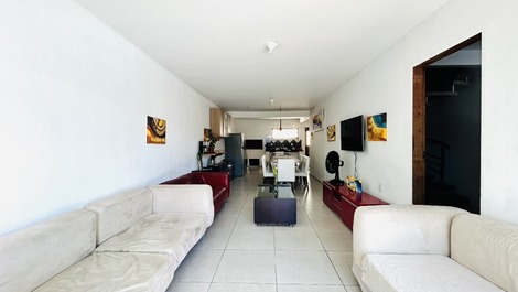 House for families and large groups, ideal capacity for 16 to 23 people. House in a residential area with pool, spa, large private gourmet area with barbecue, 6 bedrooms, 5 of which are suites with air conditioning.