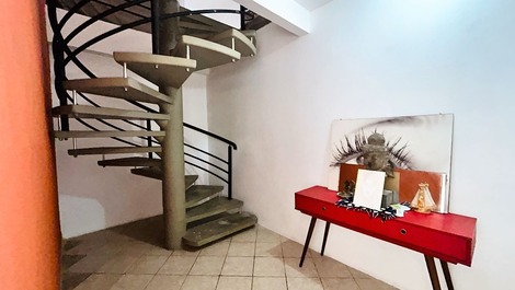 House for families and large groups, ideal capacity for 16 to 23 people. House in a residential area with pool, spa, large private gourmet area with barbecue, 6 bedrooms, 5 of which are suites with air conditioning.