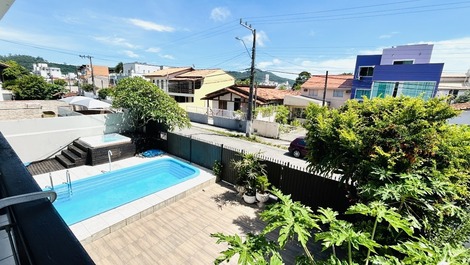 House for families and large groups, ideal capacity for 16 to 23 people. House in a residential area with pool, spa, large private gourmet area with barbecue, 6 bedrooms, 5 of which are suites with air conditioning.