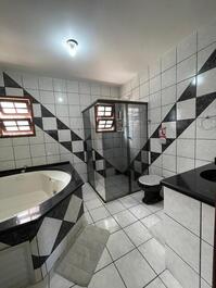 House for families and large groups, ideal capacity for 16 to 23 people. House in a residential area with pool, spa, large private gourmet area with barbecue, 6 bedrooms, 5 of which are suites with air conditioning.