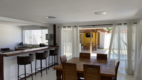 Sala de jantar e cozinha americana 