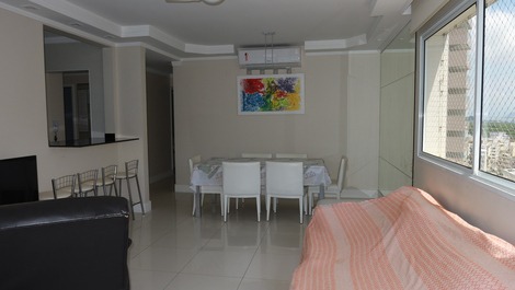 Sala de estar + jantar com vista mar