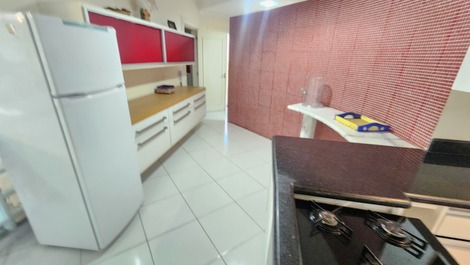 Huge oceanfront apartment with 4 air-conditioned suites, 14-foot barbecue, beach service