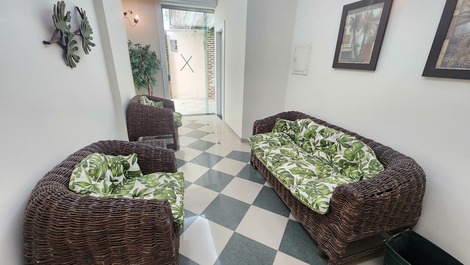 Huge oceanfront apartment with 4 air-conditioned suites, 14-foot barbecue, beach service