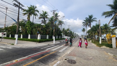 Mansão praia da Enseada pé na areia, piscina, churrasqueira até 20 pes