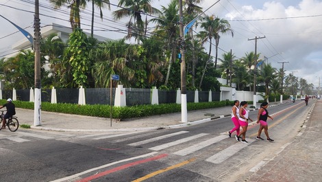 Mansão praia da Enseada pé na areia, piscina, churrasqueira até 20 pes