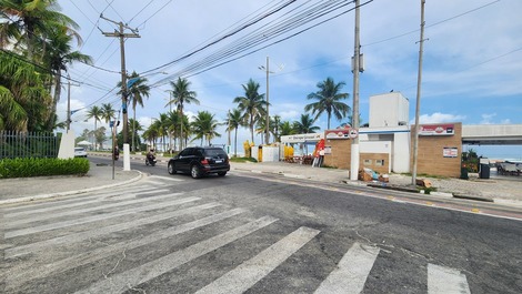 Mansão praia da Enseada pé na areia, piscina, churrasqueira até 20 pes