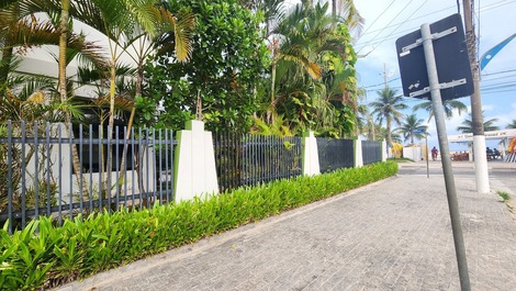 Mansão praia da Enseada pé na areia, piscina, churrasqueira até 20 pes