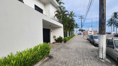 Mansão praia da Enseada pé na areia, piscina, churrasqueira até 20 pes