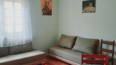 Vista da sala com sofás-cama.