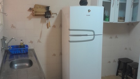 Cozinha ampla com geladeira e pia de 1,5 m.