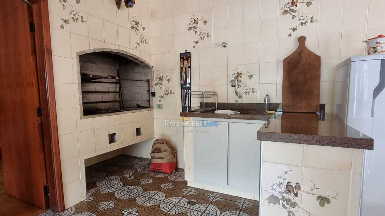 Casa para aluguel de temporada em águas de Lindóia (Centro)