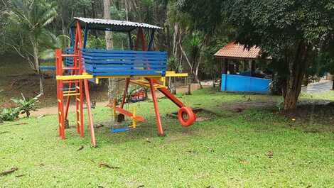 Wonderful place with swimming pool, lake, stream, court 100kms from SP.