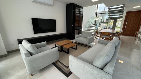 Casa NUEVA, 4 suites, excelente ubicación, Jurerê Internacional!