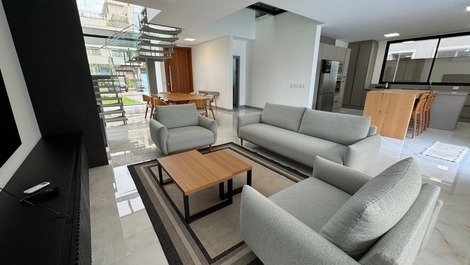 Casa NUEVA, 4 suites, excelente ubicación, Jurerê Internacional!