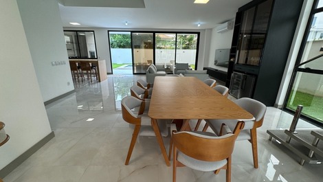 Casa NUEVA, 4 suites, excelente ubicación, Jurerê Internacional!