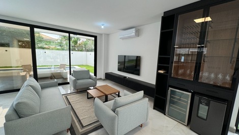 Casa NUEVA, 4 suites, excelente ubicación, Jurerê Internacional!