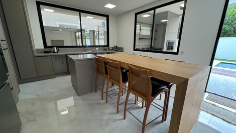 Casa NUEVA, 4 suites, excelente ubicación, Jurerê Internacional!