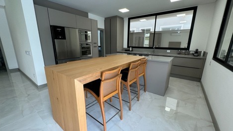 Casa NUEVA, 4 suites, excelente ubicación, Jurerê Internacional!