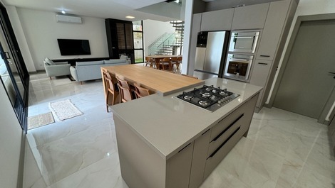 Casa NUEVA, 4 suites, excelente ubicación, Jurerê Internacional!