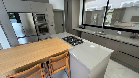 Casa NUEVA, 4 suites, excelente ubicación, Jurerê Internacional!